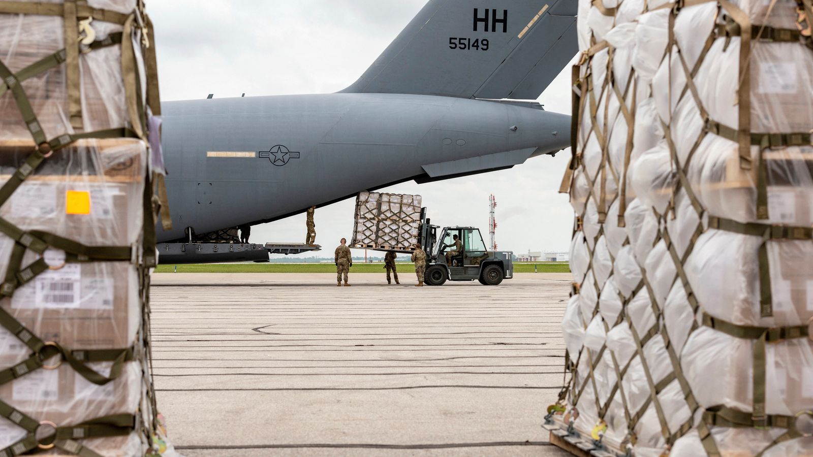 Un avió militar descarrega a Indianapolis el primer carregament de llet en pols importat pels EUA