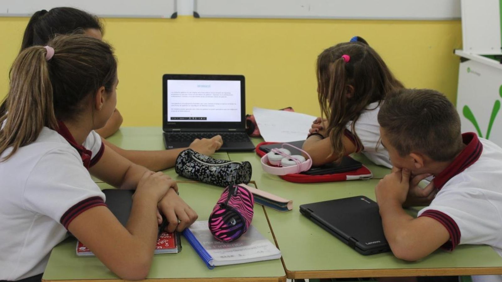 Alumnat treballant a l’escola