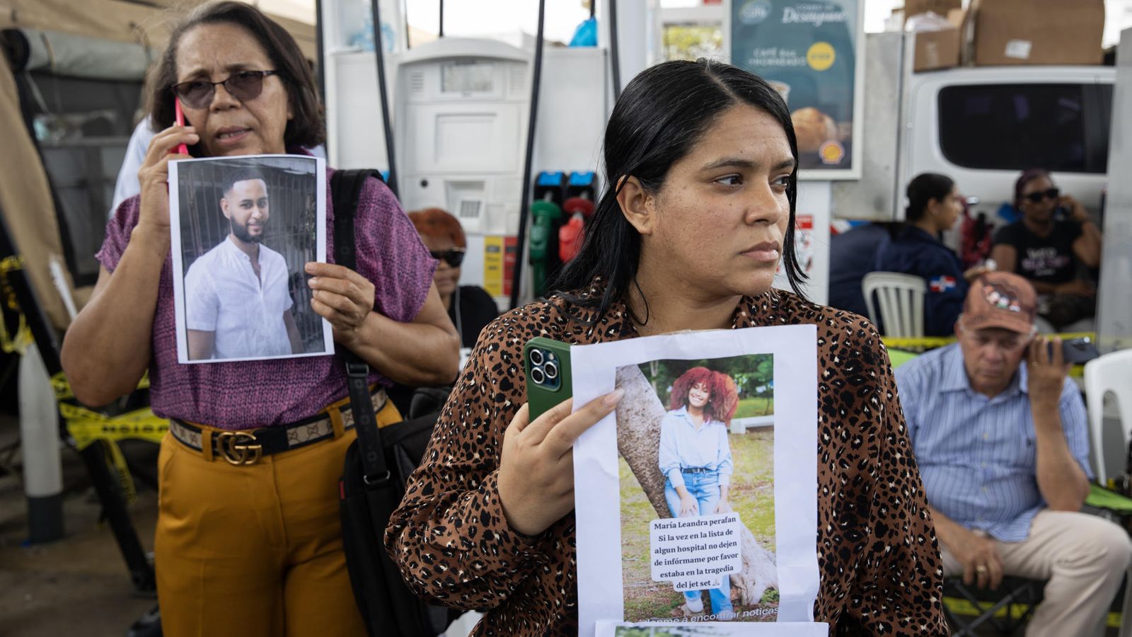 Dos dones esperen informació sobre els seus familiars als afores de la discoteca Jet Set de Santo Domingo