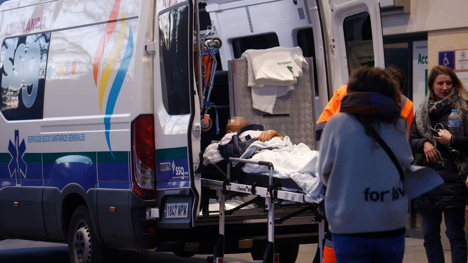 Trasllat d'un dels ferits de l'accident de trenes a Adamuz (Còrdova) en les urgències de l'Hospital Reina Sofia este dilluns