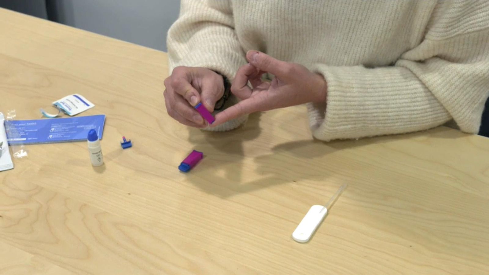 El test d'anticossos funciona de manera molt senzilla: només cal una punxada en el dit per a extraure una gota de sang