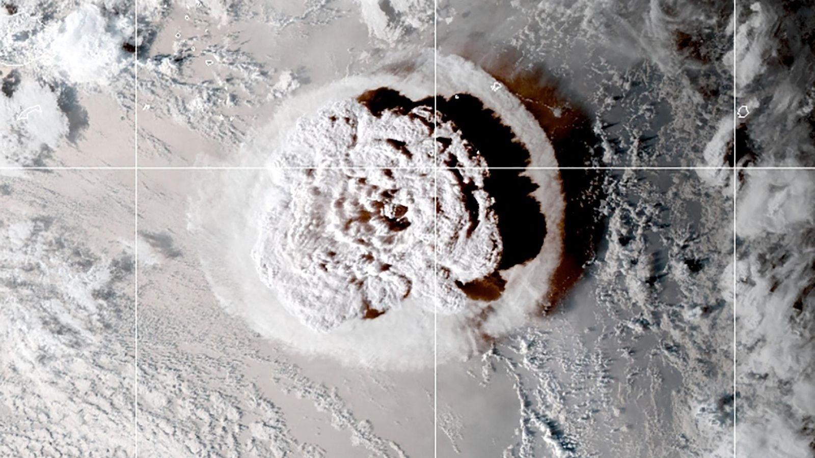 Vista des del satèl·lit de l'erupció del volcà submarí enfront de Tonga