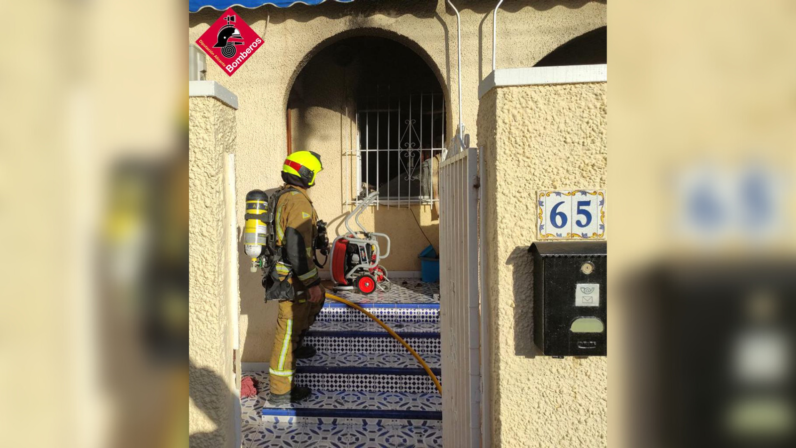 Un efectiu del Consorci Provincial de Bombers d'Alacant treballant en l'extinció del foc