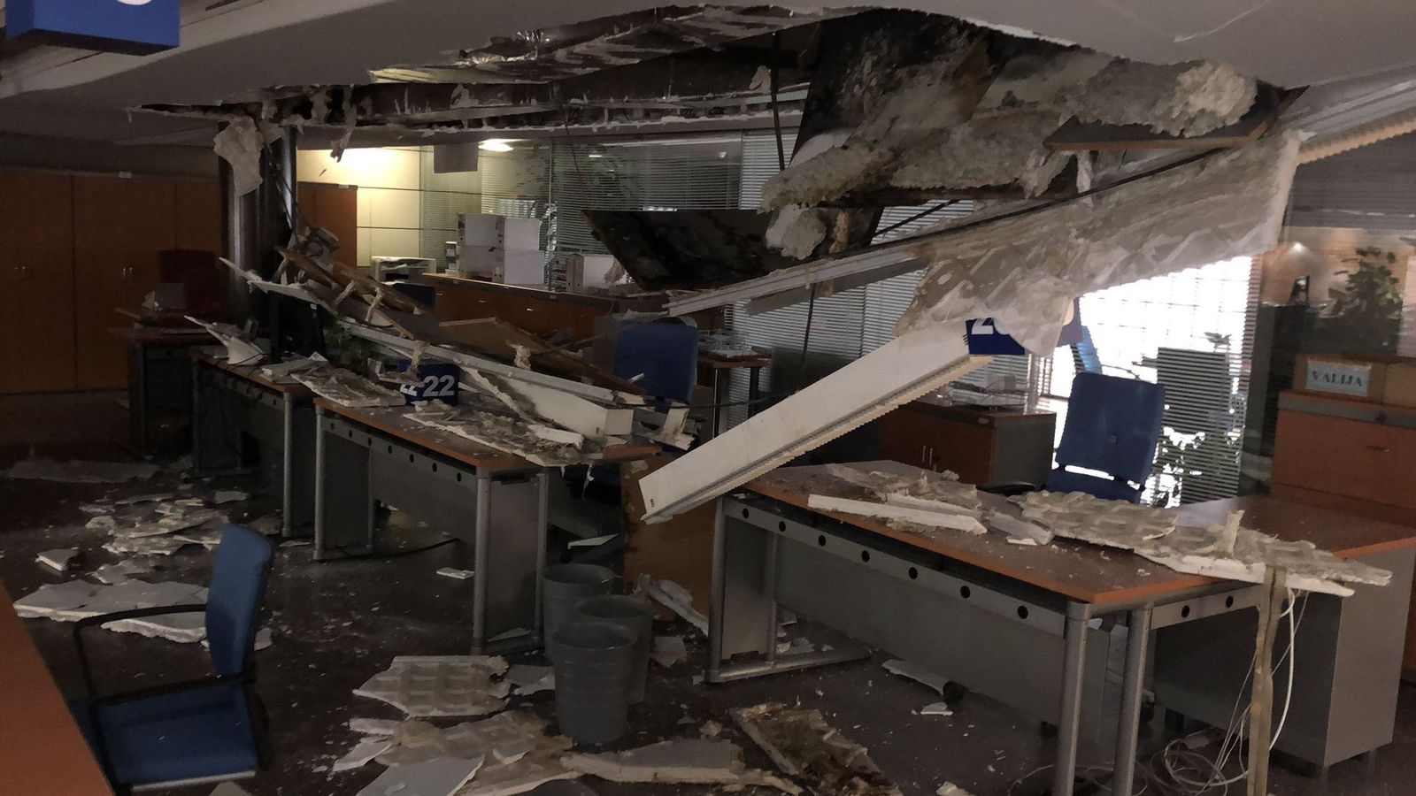 Tros del fals sostre que ha caigut sobre les taules dels funcionaris que atenen el públic al carrer Colón de València