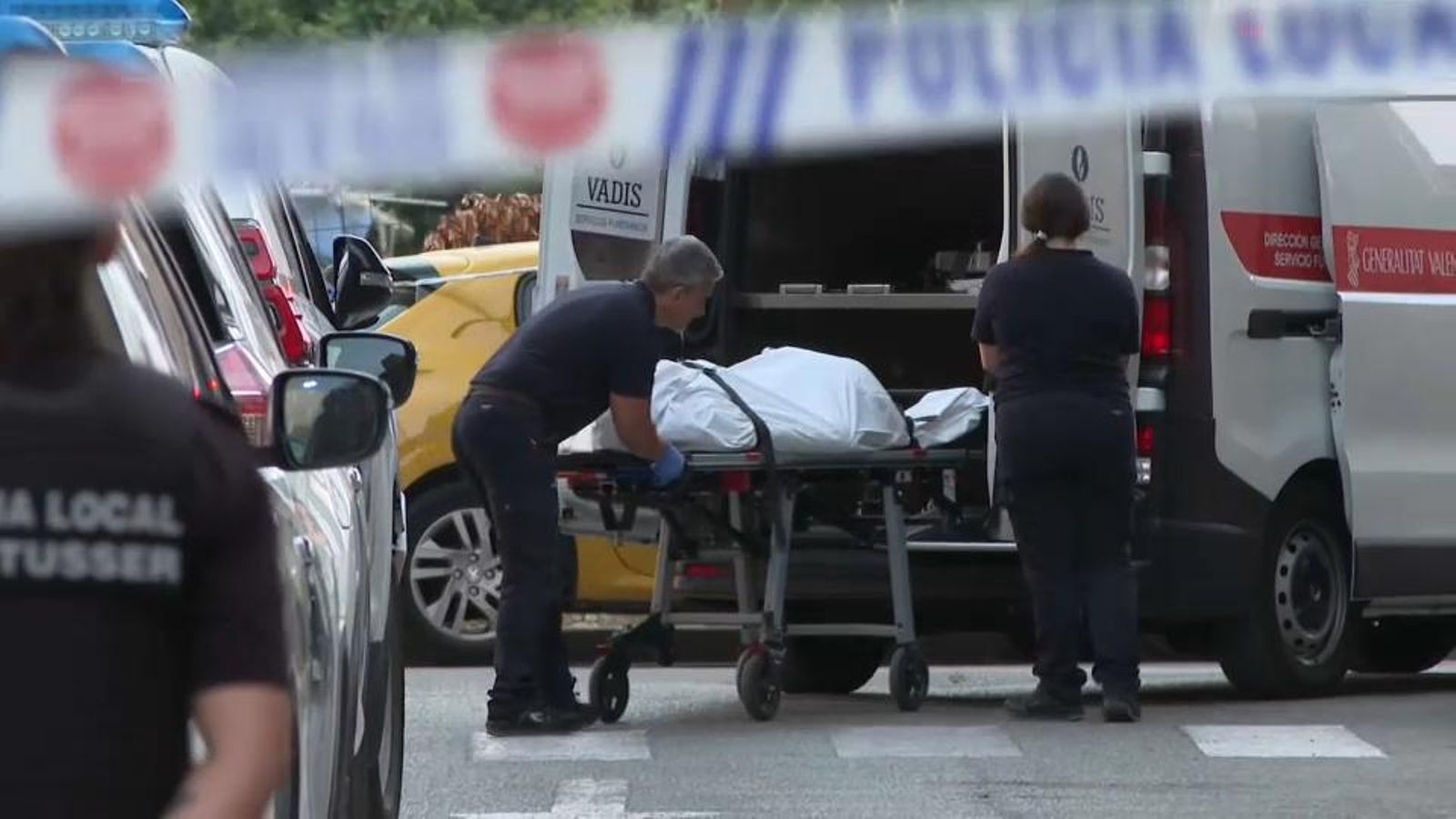 El furgó funebre al lloc dels fets a Alfafar