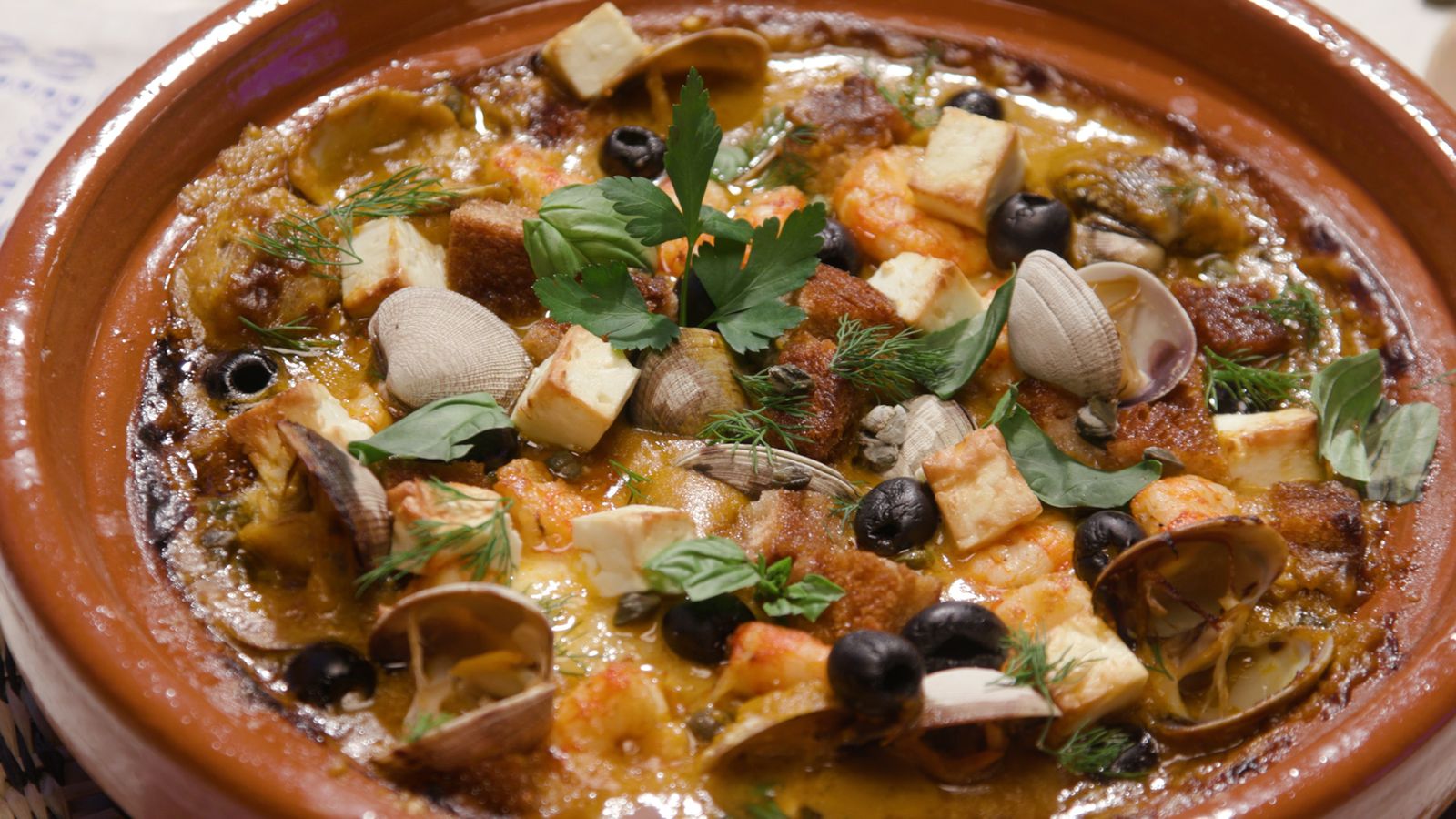 Peix i marisc en salsa de tomaca i formatge feta