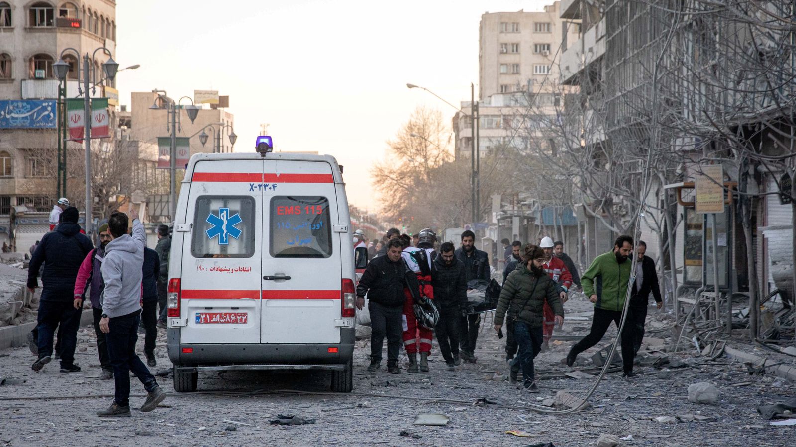 Els serveis mèdics traslladen una persona ferida per un atac a l'ambulància, a Teheran