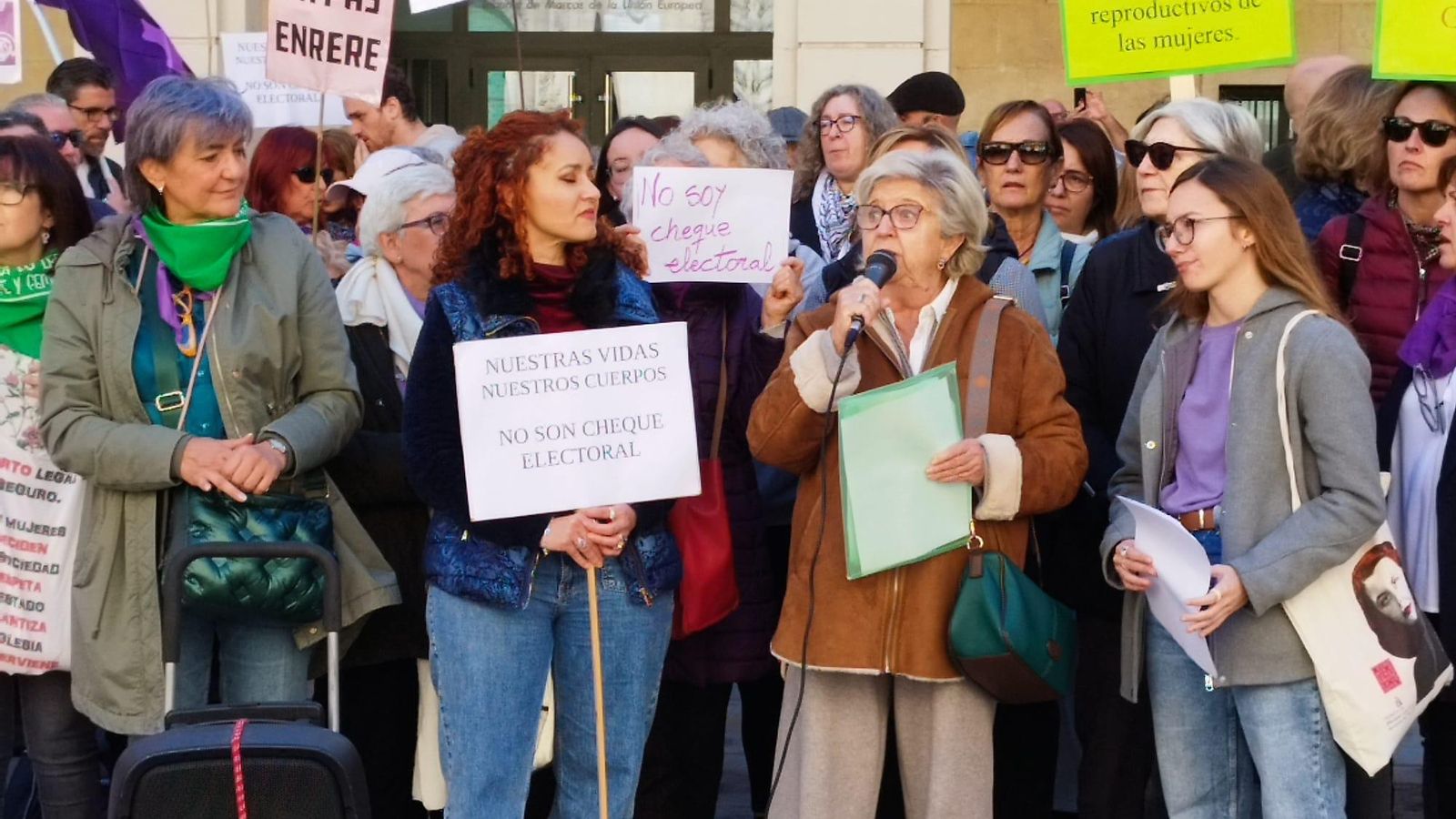 Concentració dels col·lectius feministes a la plaça de l'Ajuntament d'Alacant