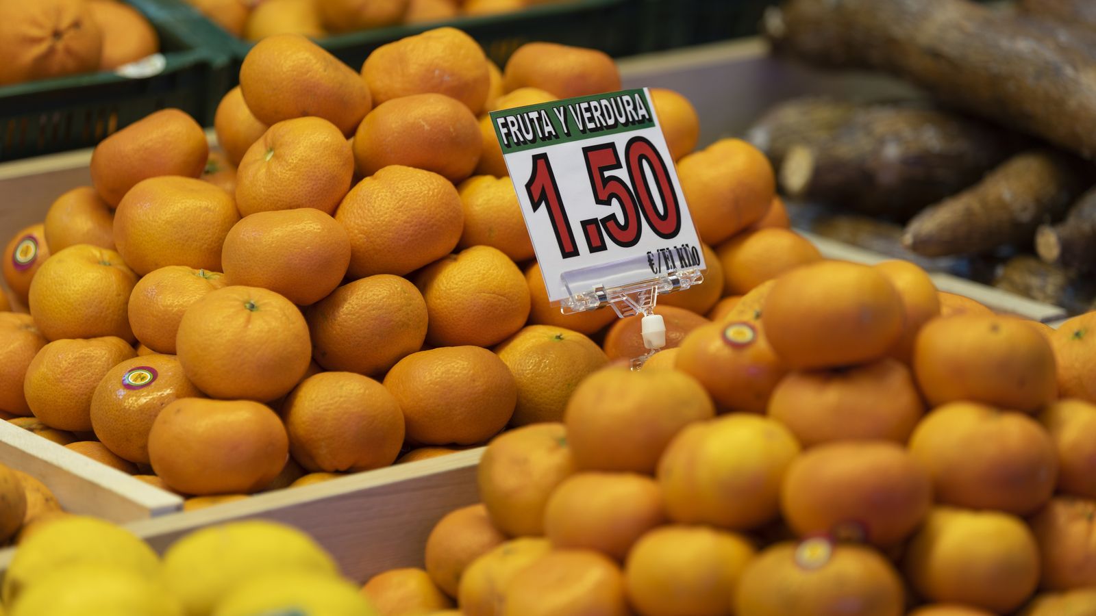 Mandarines en un lloc d'un mercat en una imatge d'arxiu