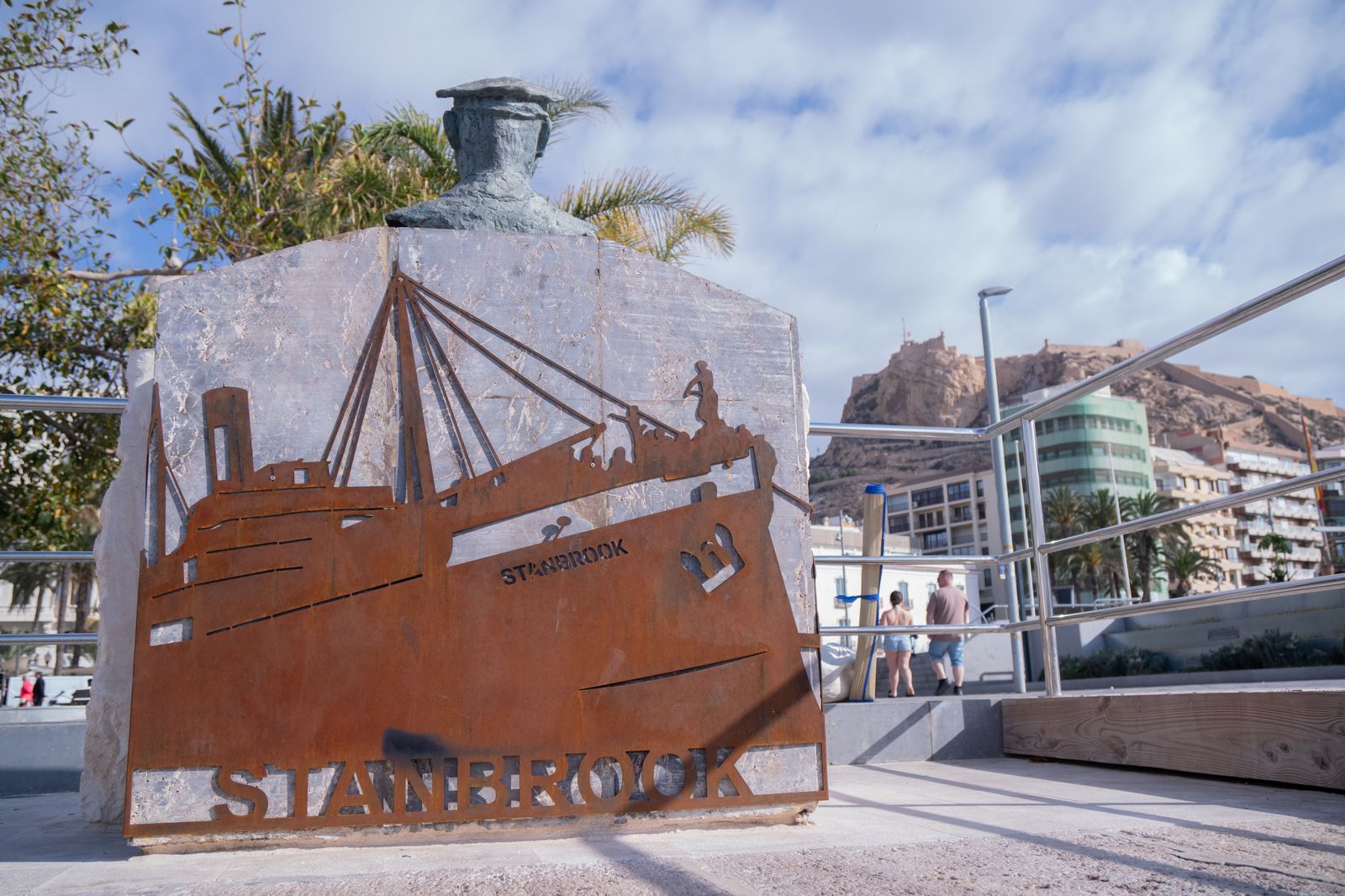 Part de darrere del bust d'Archibald Dickson