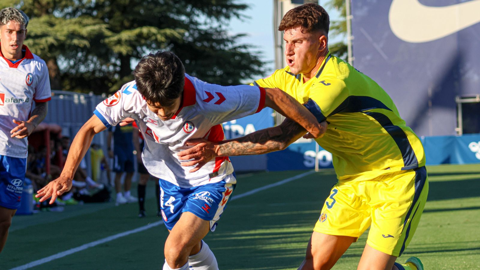 Eneko, en una acció del duel contra el Rayo Majadahonda