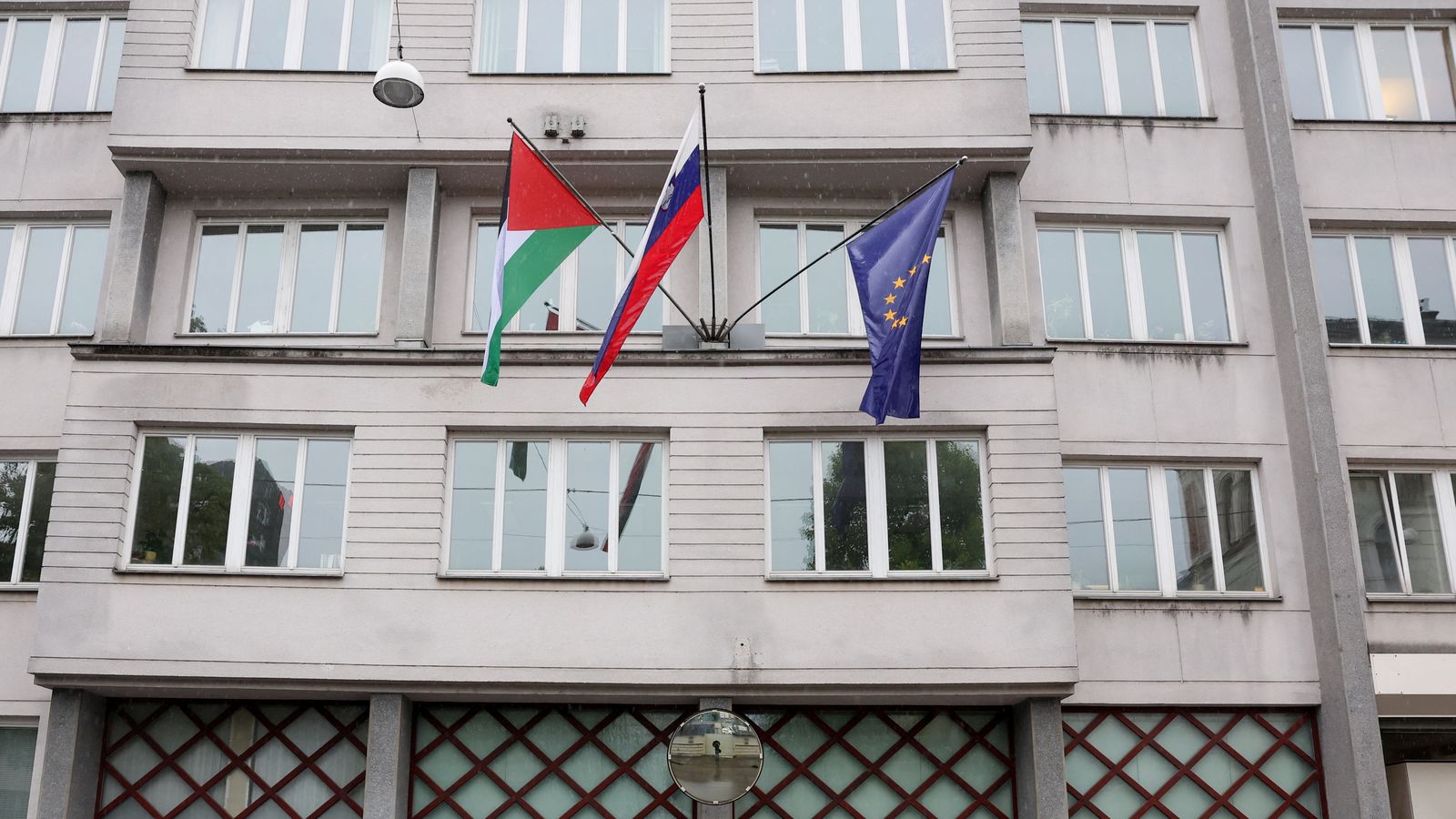 Una bandera palestina oneja amb l'eslovena i la de la Unió Europea a un edifici guvernamental a Ljubljana