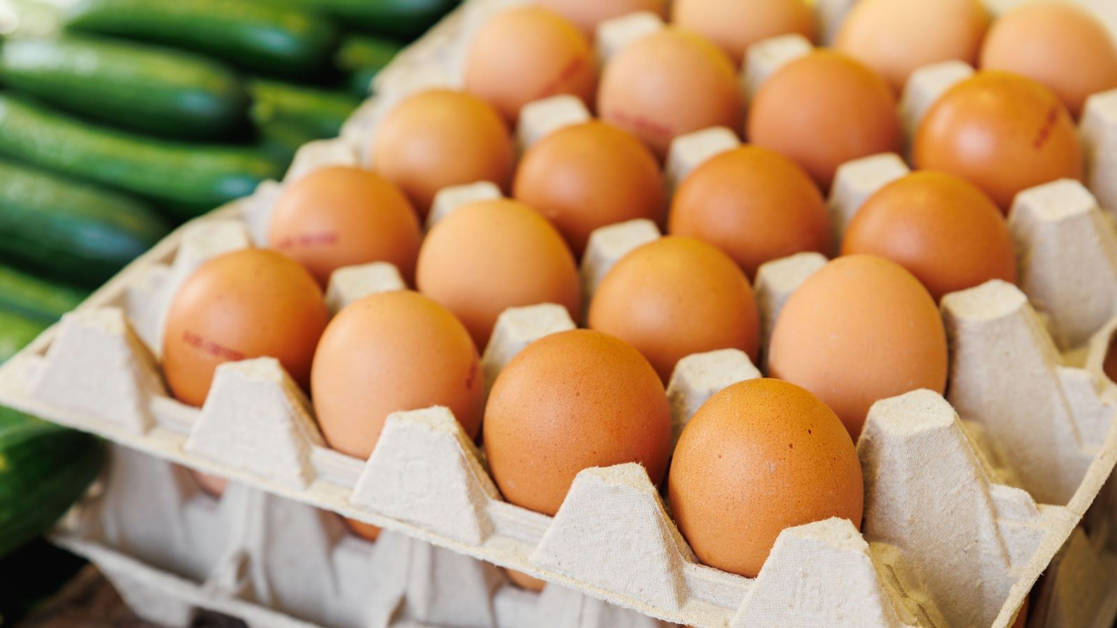 El preu de la dotzena d'ous de tamany mitjà supera ja els tres euros