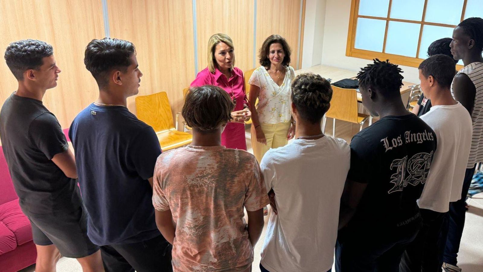 La vicepresidenta i consellera de Serveis Socials, Susana Camarero, en una imatge d'arxiu durant una visita a un centre d'atenció a menors migrants en la residència Las Virtudes de Villena
