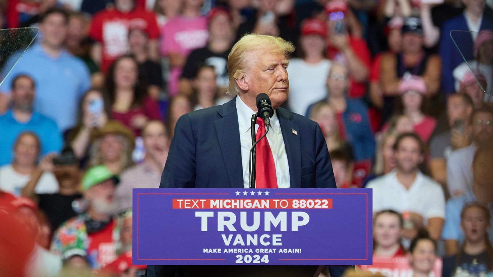 Imatge de Donald Trump, en què destaca l'embenatge a l'orella, en el primer míting després de l'atemptat fa una setmana Republican presidential nominee Donald J. Trump and running mate JD Vance hold first joint campaign rally