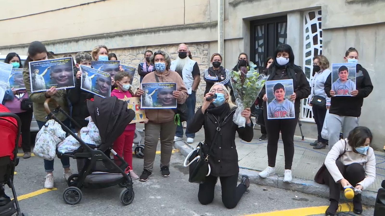 La iaia d'Aitor reclama justícia acompanyada de familiars i amics a les portes del jutjat d'Elda