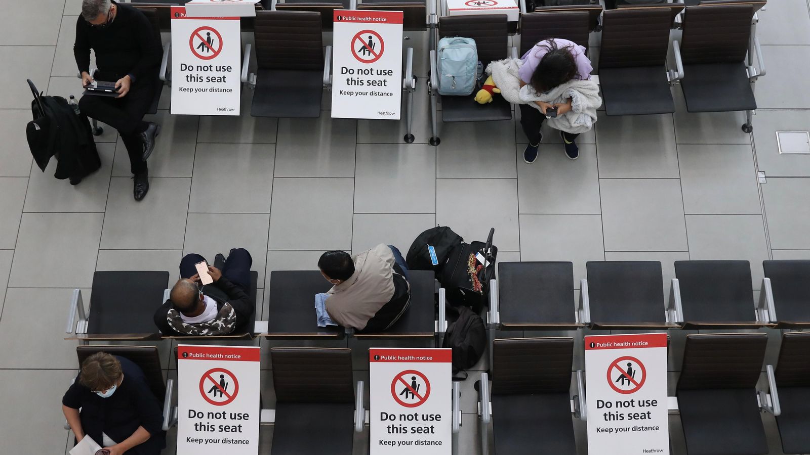Distància social en l'aeroport de Heathrow a Londres