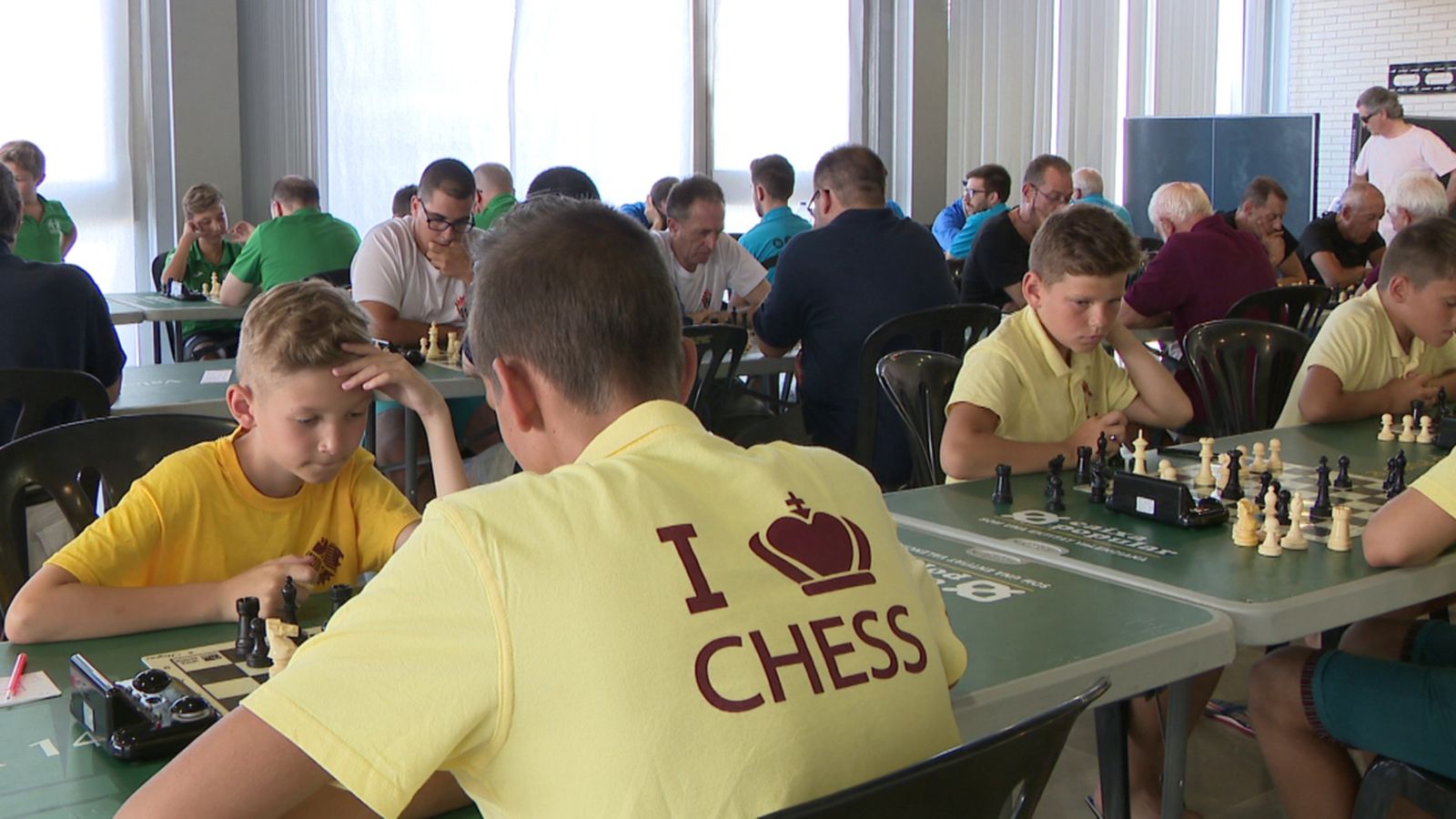 Els xiquets de l'escola ucraïnesa de Lviv, en una de les partides