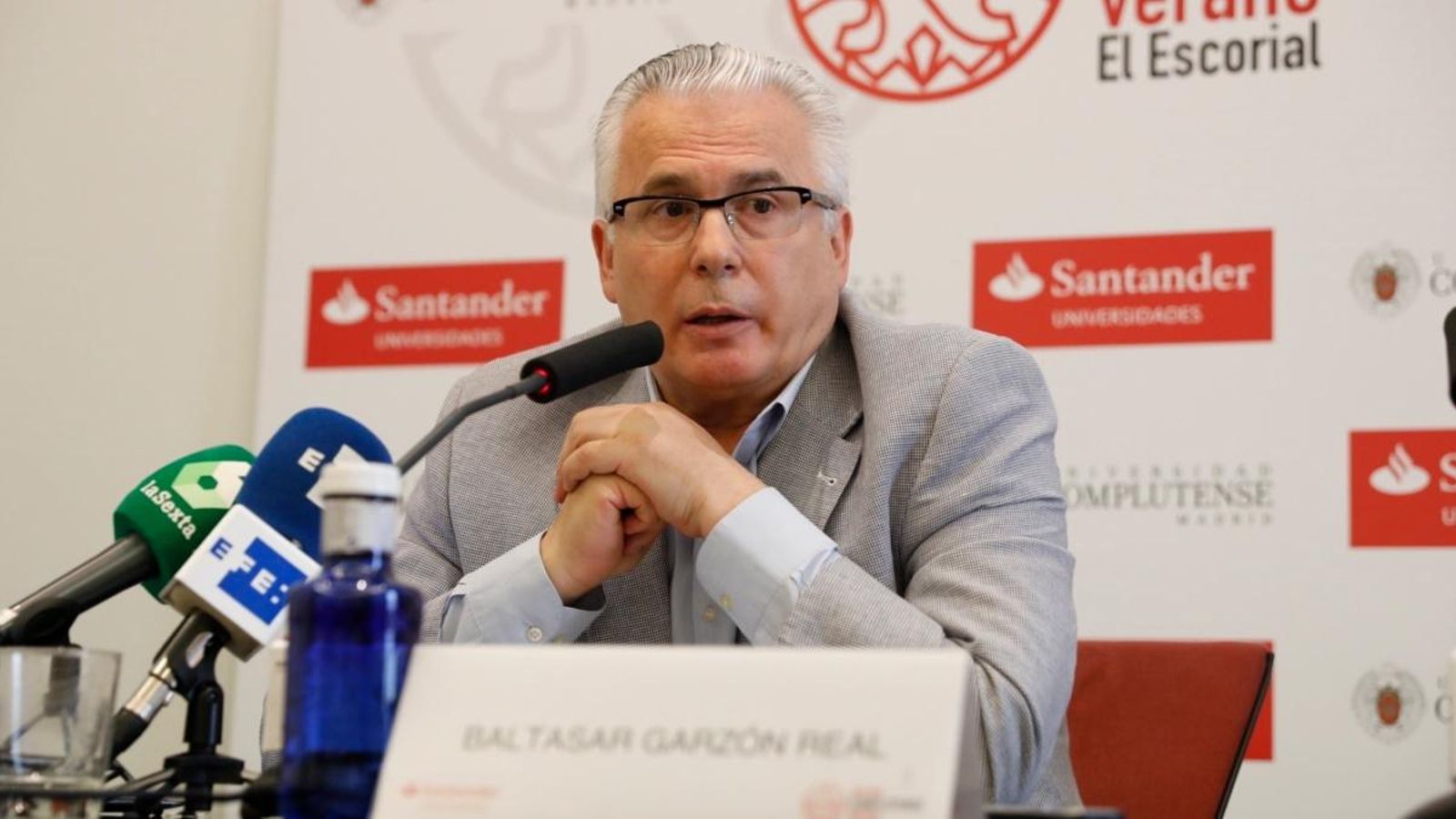 Baltasar Garzón ha destacat la figura de Manuela Carmena i ha considerat la possibilitat d'integrar-se en la candidatura electoral