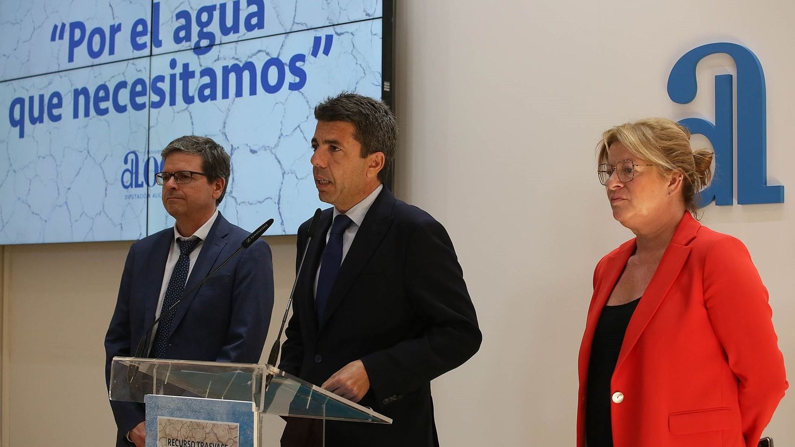 El president de la Diputació d'Alacant, Carlos Mazón, la diputada de Cicle Hídric, Ana Serna, i el director de l'Institut Universitari de l'Aigua, Andrés Molina