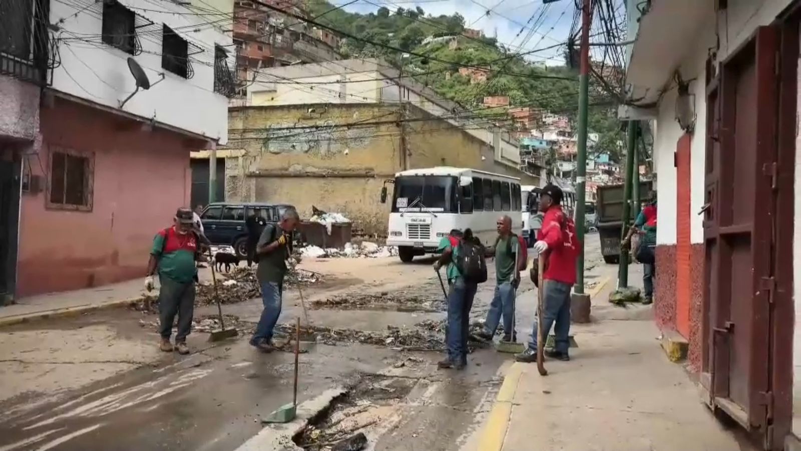 Diverses persones netegen els carrers després de les fortes pluges a Veneçuela