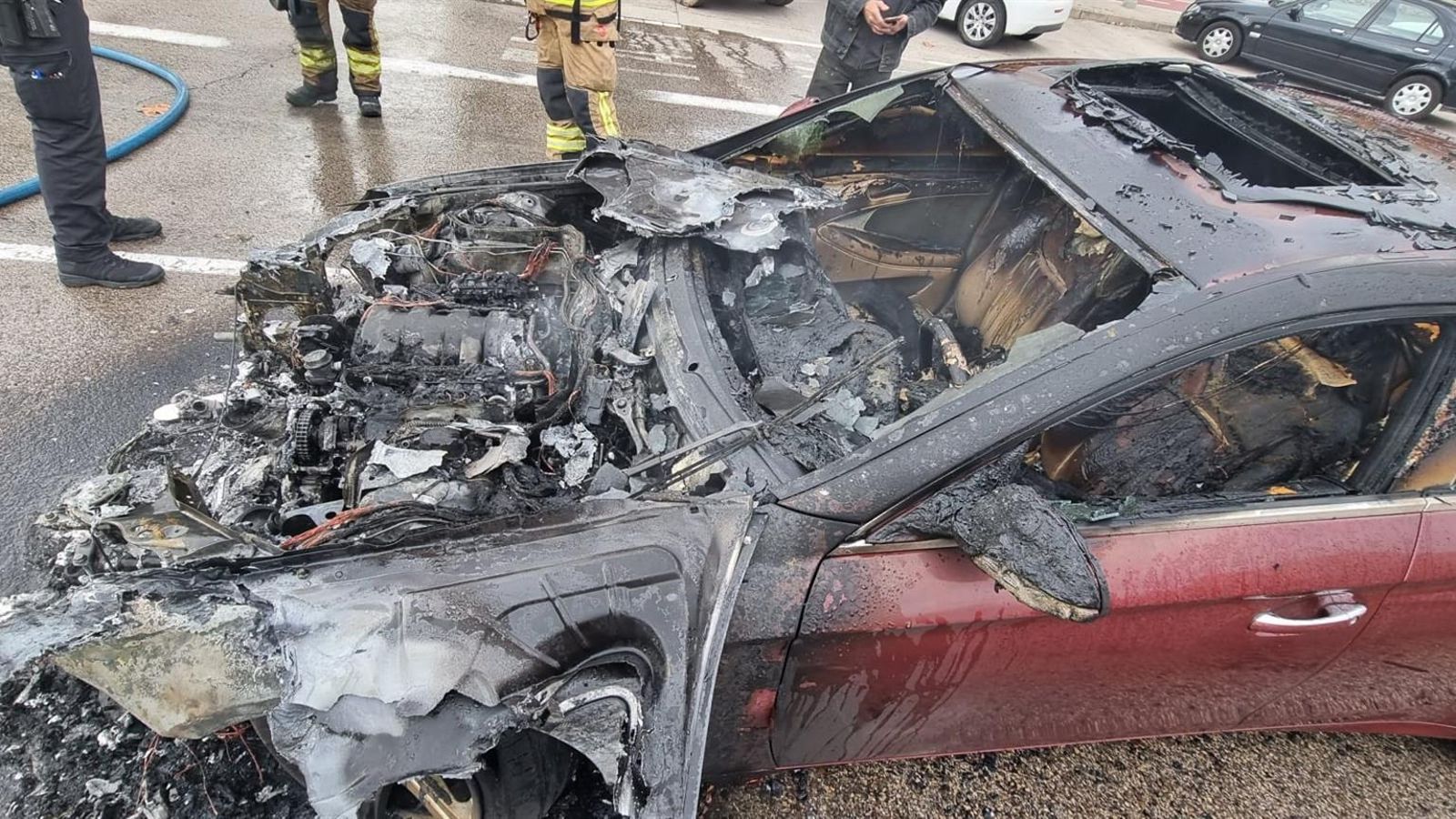 Així ha quedat el cotxe incendiat a València
