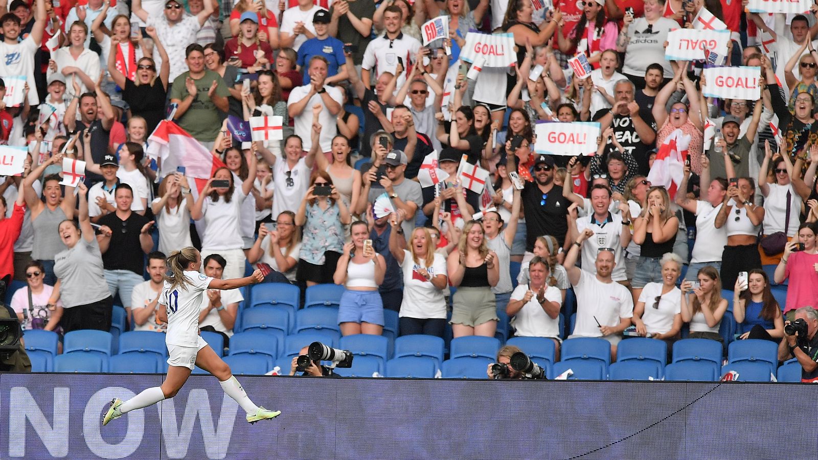 Stanway celebra el gol que classifica Anglaterra davant Espanya