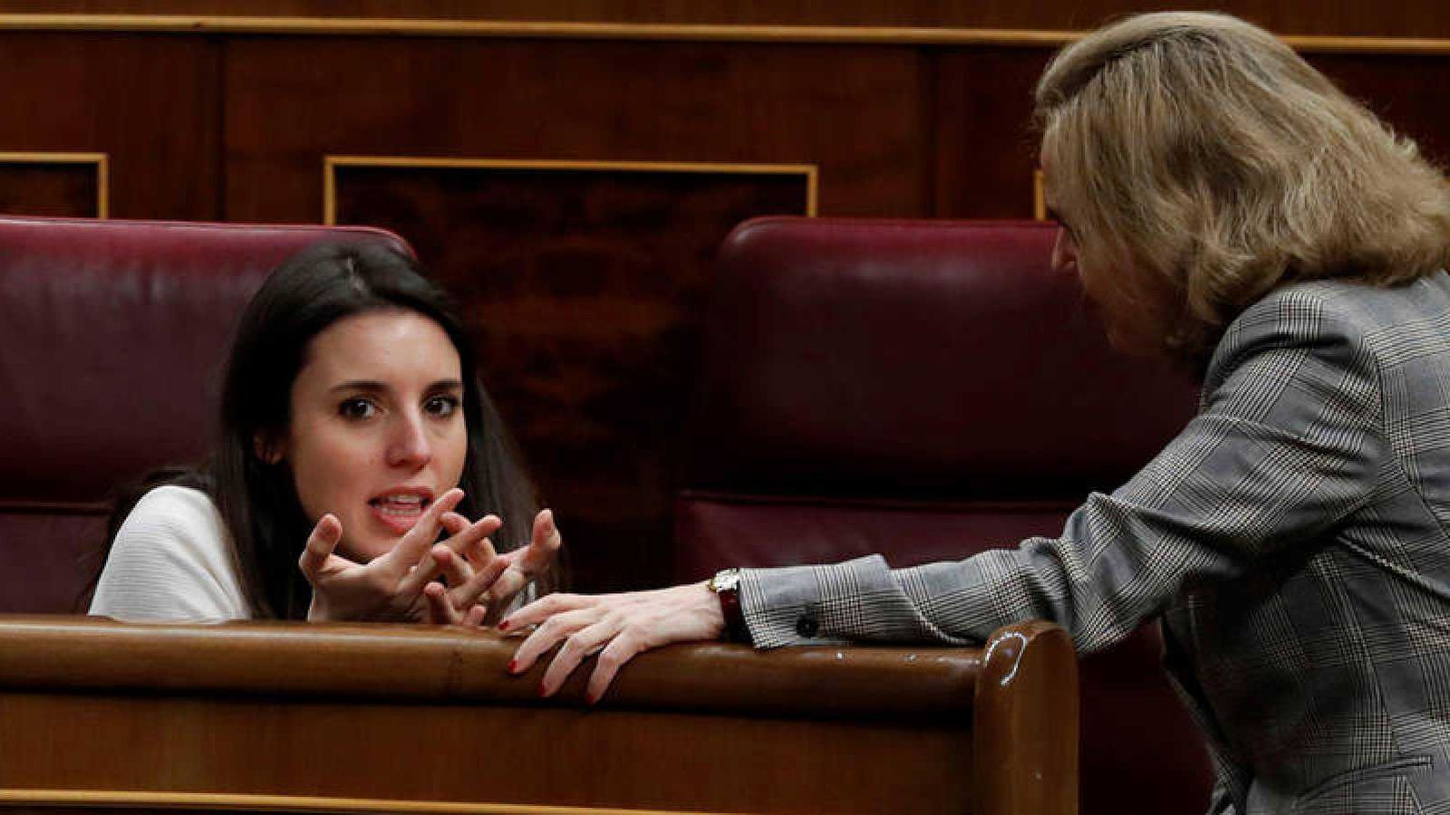 La ministra d'Igualtat, Irene Montero, conversa amb la vicepresidenta primera, Nadia Calviño, en el Congrés