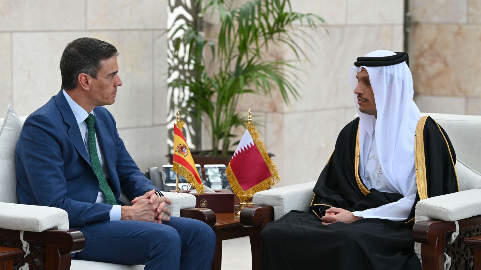 Sánchez es reuneix amb el primer ministre de Qatar, Mohammed bin Abdulrahman bin Jassim al-Thani, en l'última jornada de la seua gira per Orient Pròxim