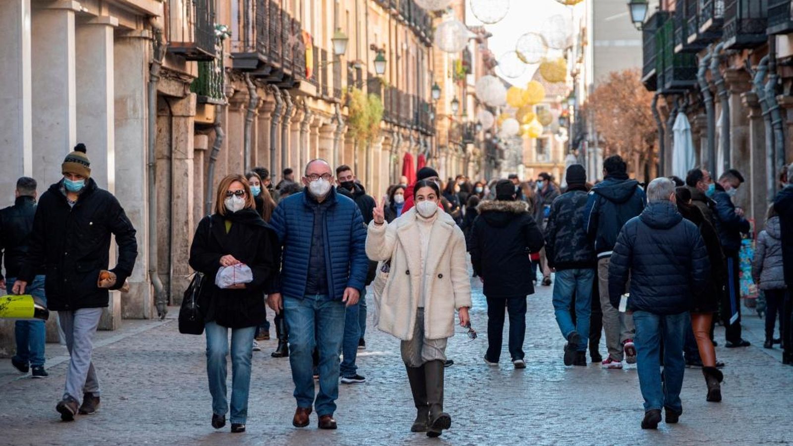 Persones caminant a un carrer d'Alcalá d'Henares.