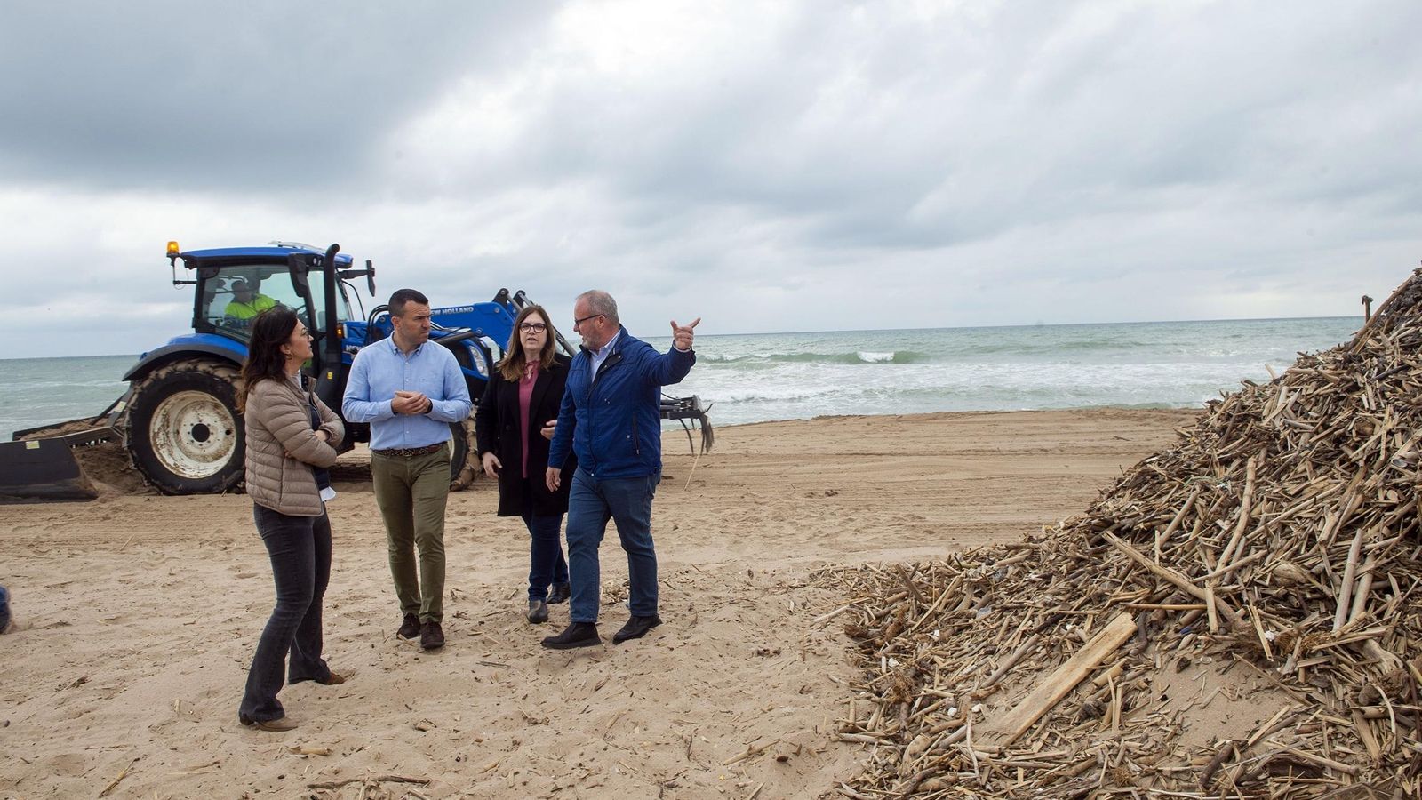 El president de la diputació de València, Vicent Mompó, revisa els treballs de neteja d'una de les platges afectades per les conseqüències de la dana, a Tavernes de la Valldigna