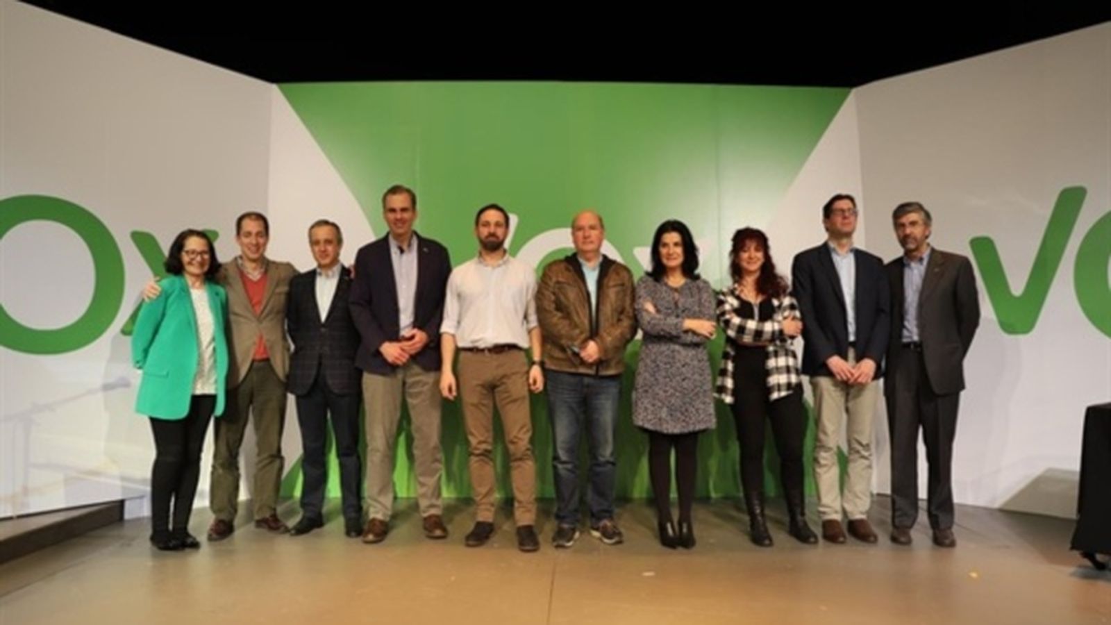El líder de Vox, Santiago Abascal (cinqué per l'esquerra) junt amb altres membres del partit
