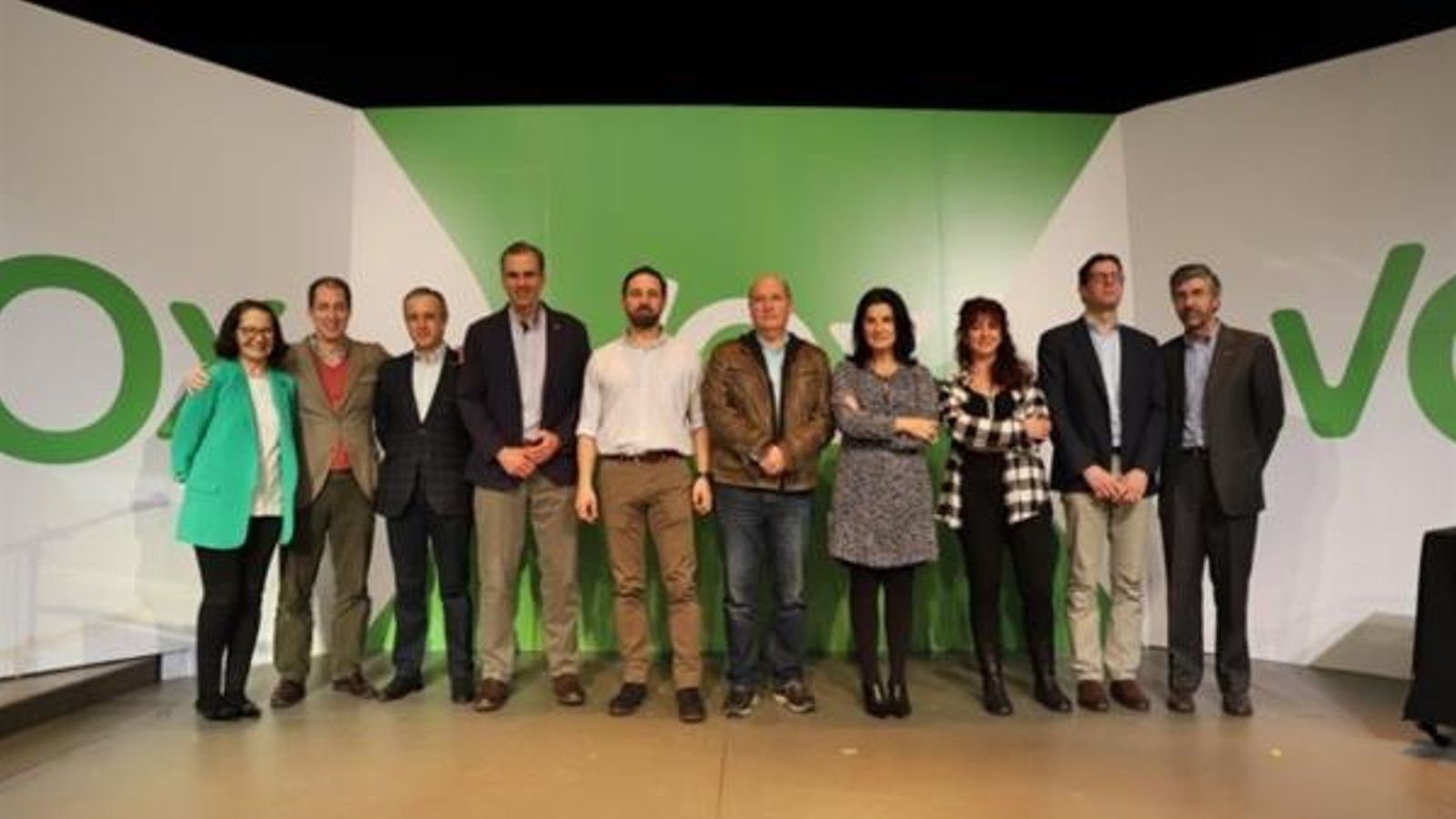El líder de Vox, Santiago Abascal (cinqué per l'esquerra) junt amb altres membres del partit