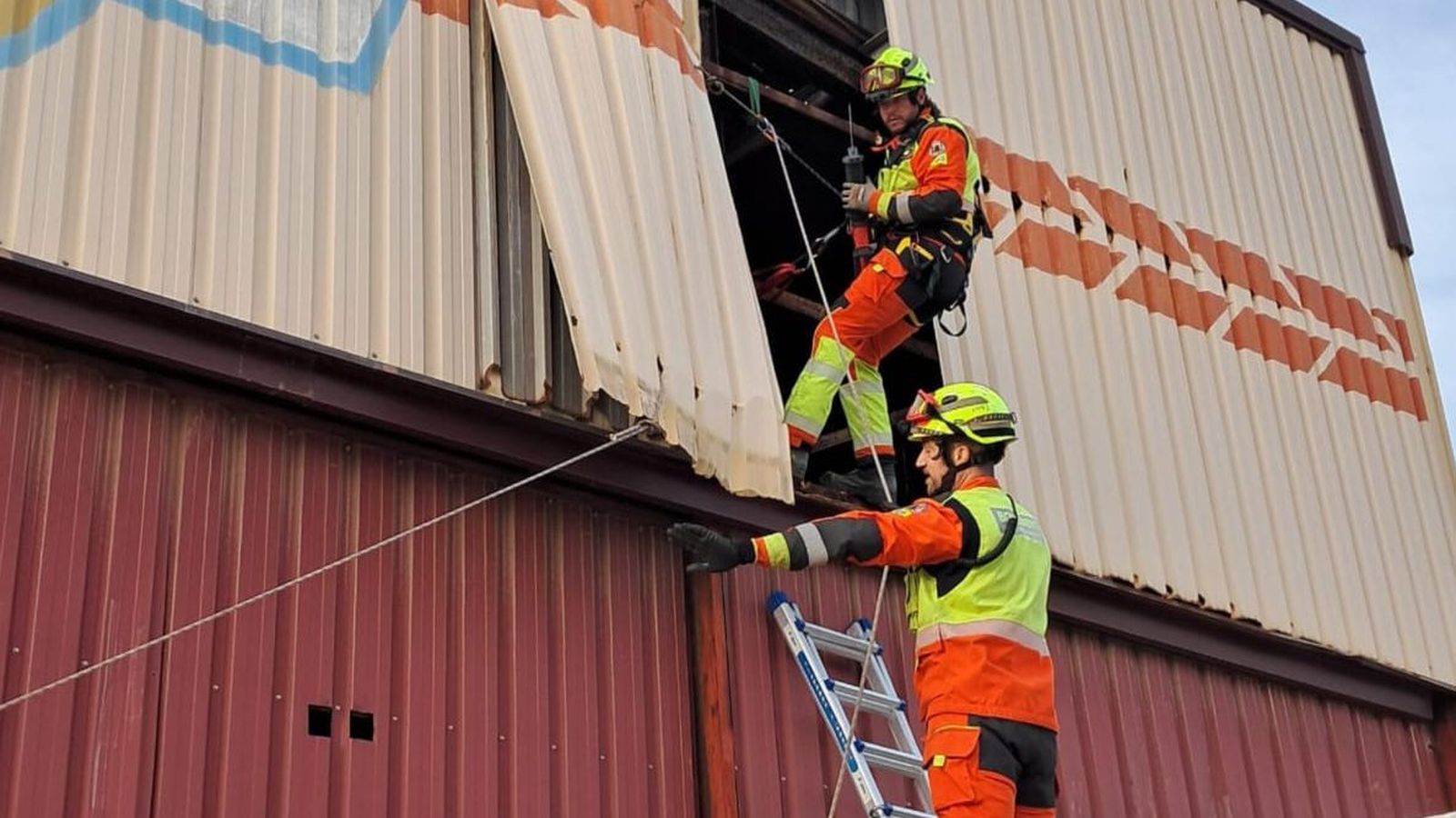 Els bombers treballen en una nau abandonada de Catarroja