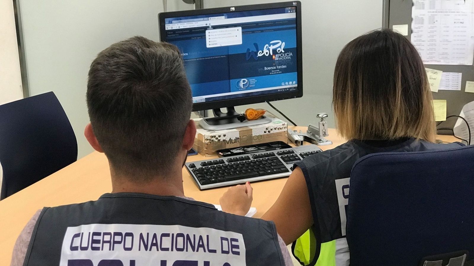 Agents de la Policia Nacional davant d'un ordinador