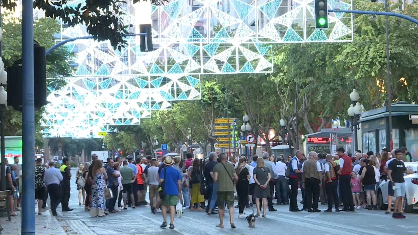 Les llums instal·lades als principals carrers del centre de la ciutat d'Alacant