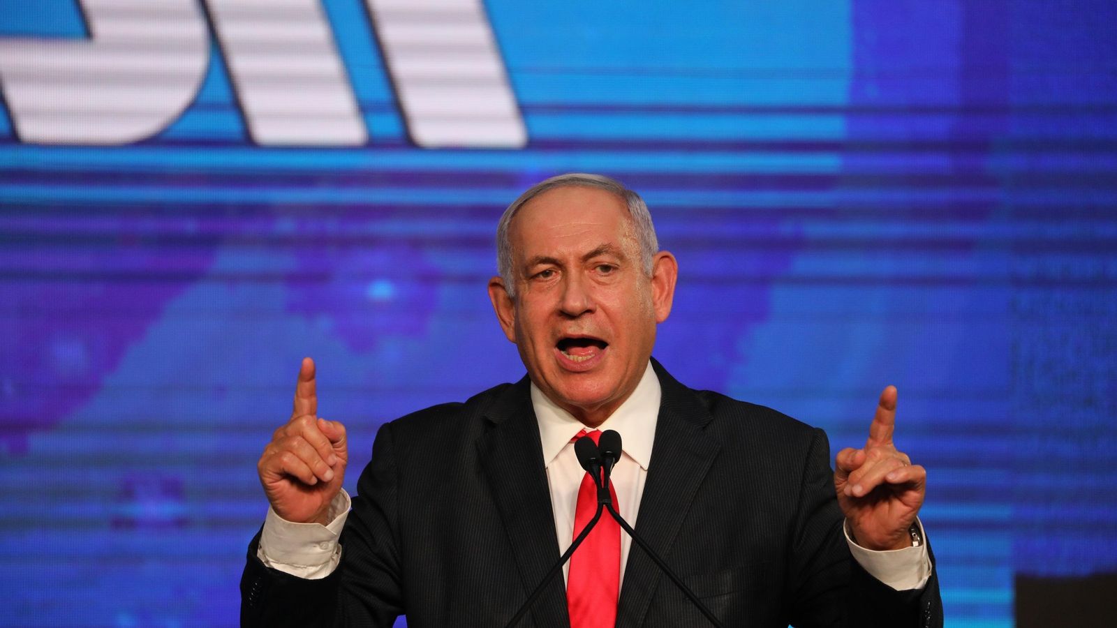 El primer ministre israelià, Benjamin Netanyahu, saluda als seus partidaris en l'esdeveniment del partit Likud després de les eleccions a Jerusalem