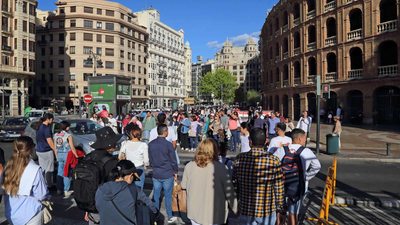 Gent per València al costat de la plaça de bous