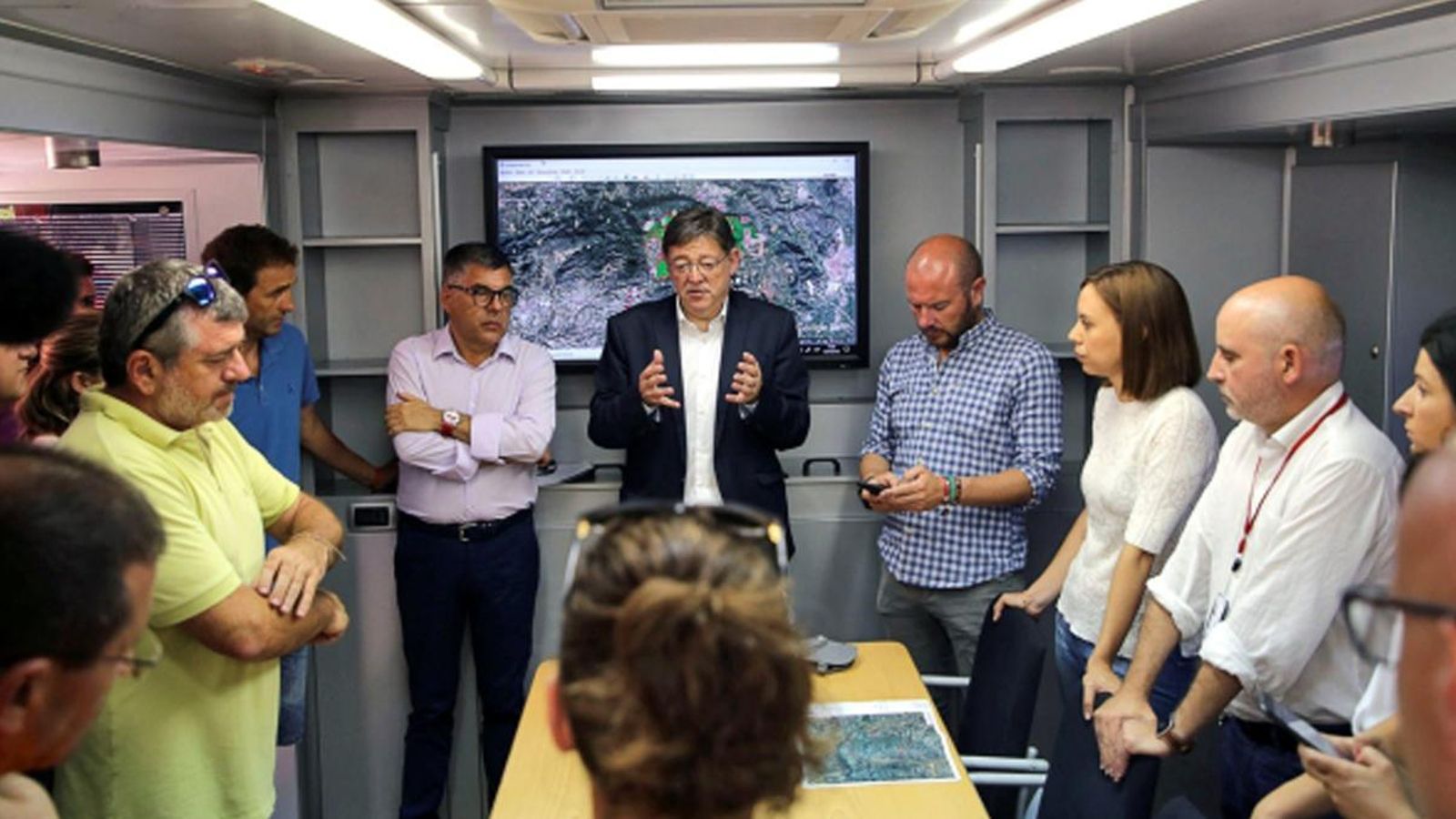 Ximo Puig en el punt de comandament avançat de Llutxent