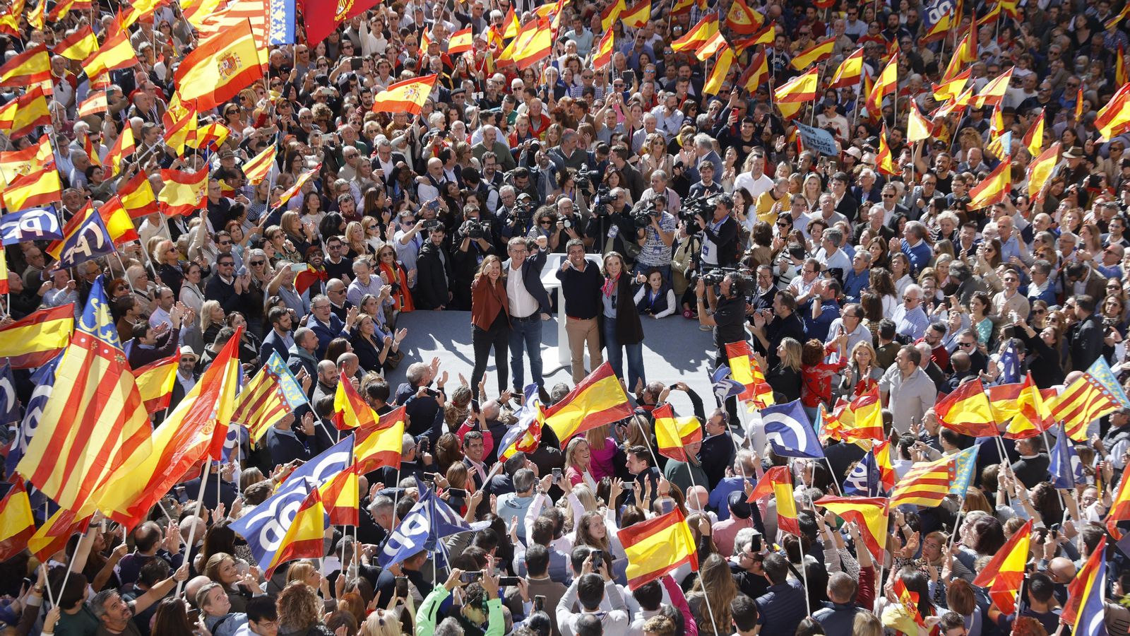 El president estatal del Partit Popular, Alberto Núñez Feijóo, acompanyat del president valencià del PP, Carlos Mazón, amb Cuca Gamarra i María José Catalá El president estatal del Partit Popular, Alberto Núñez Feijóo, acompanyat del president valencià del PP, Carlos Mazón i les respectives números dos: Cuca Gamarra i María José Català