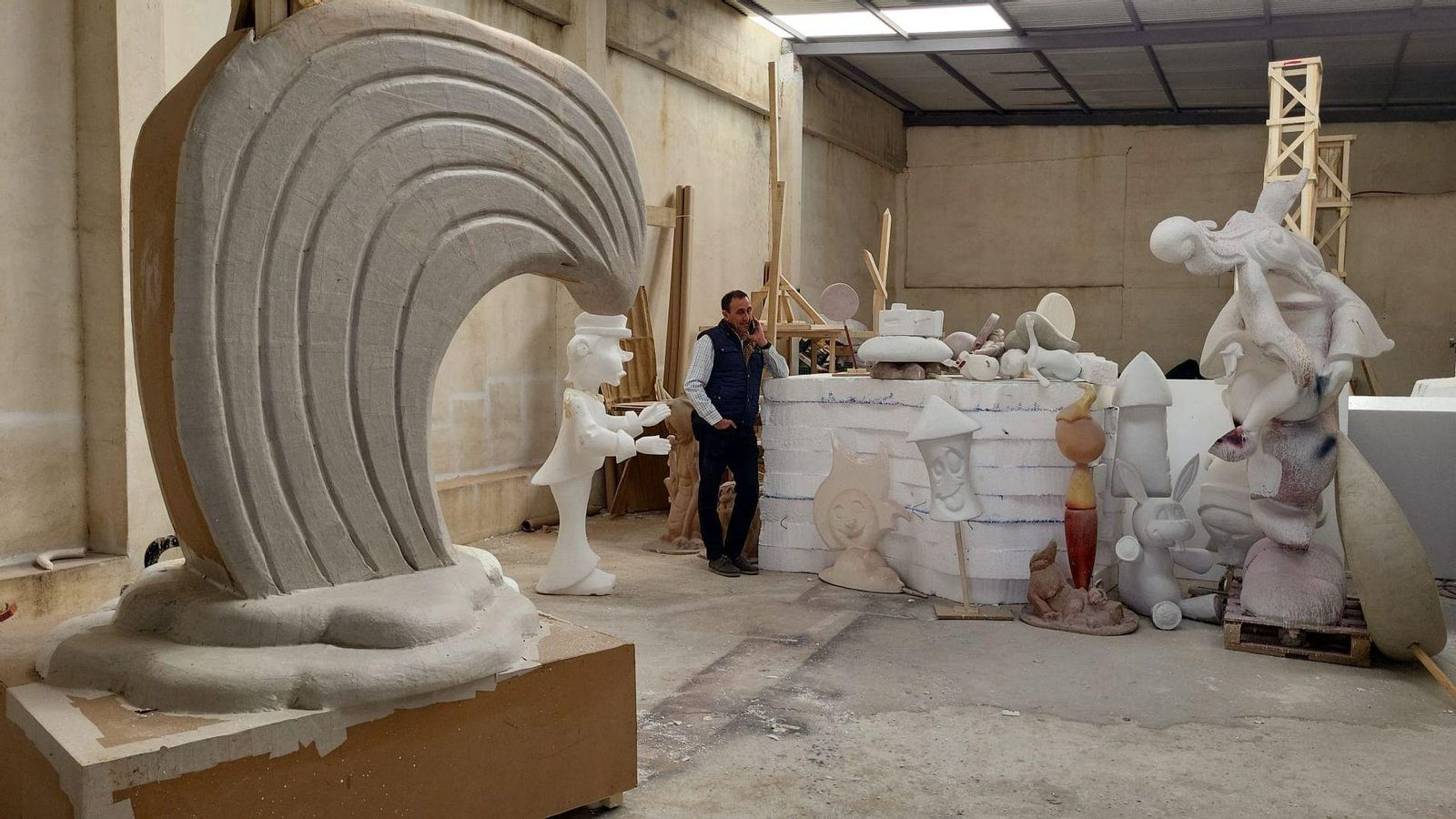 Monuments per a acabar en el taller de l'artista faller a Alacant