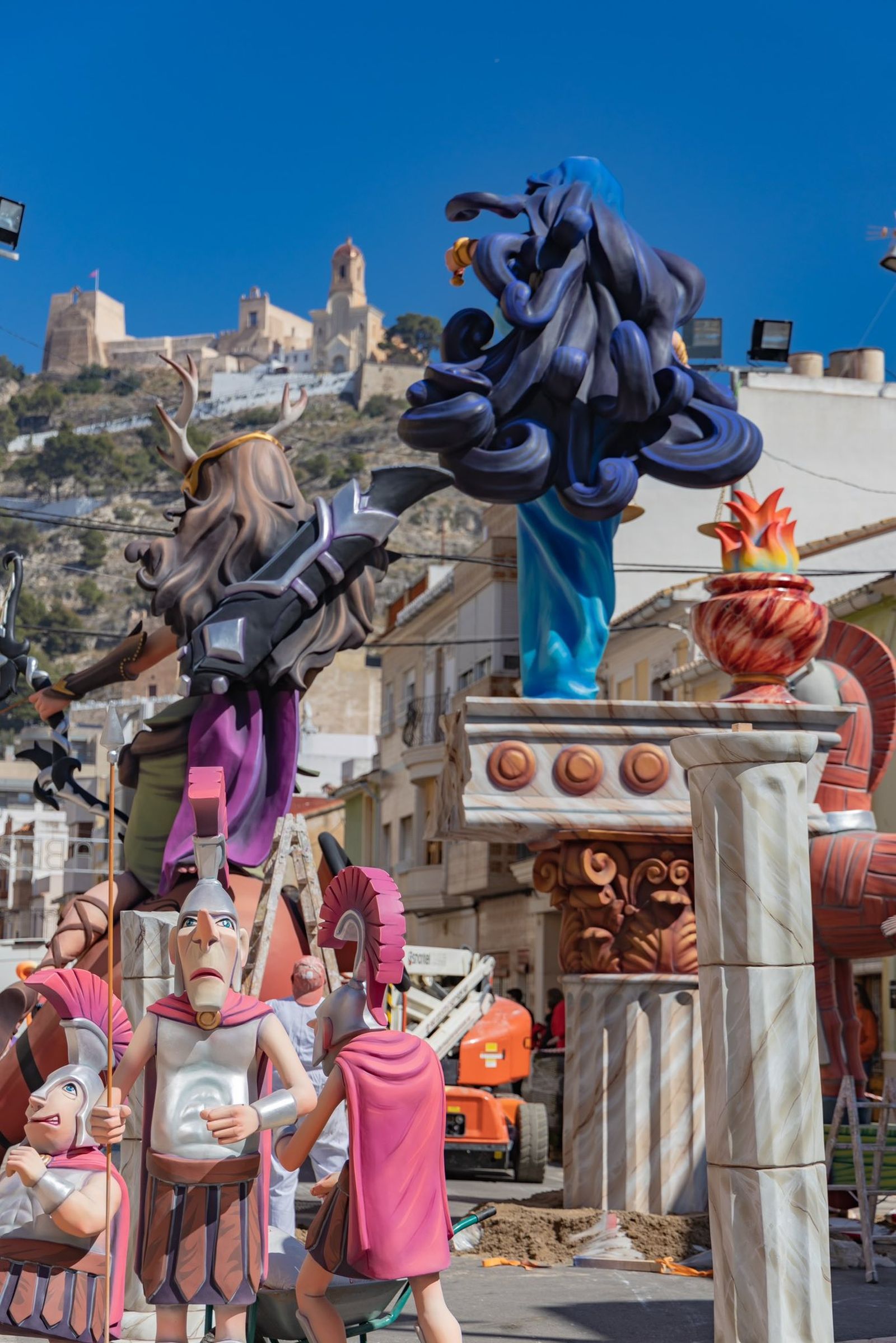 La falla La Bega amb el castell de Cullera de fons