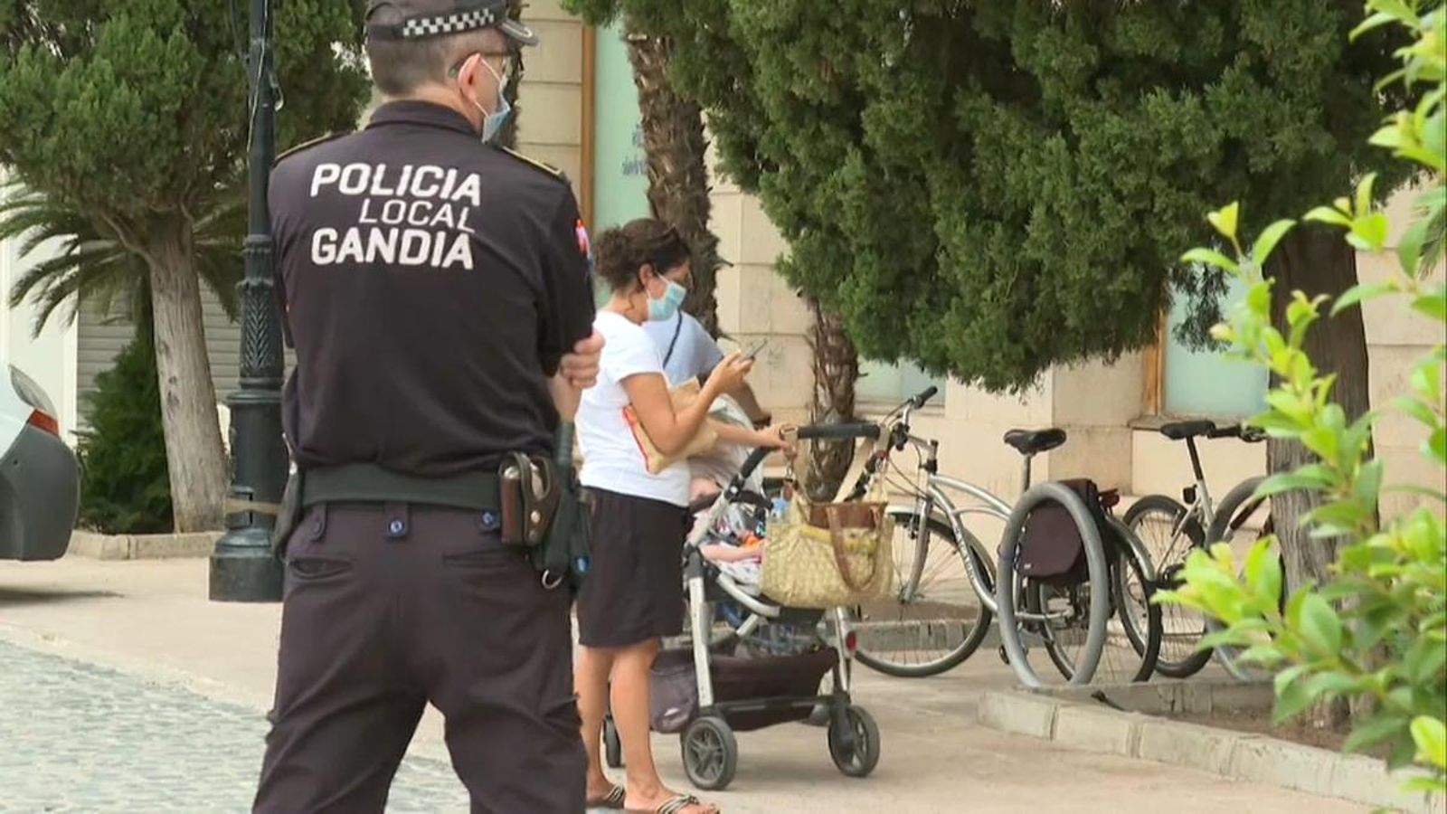 Un policia local patrulla per la ciutat de Gandia