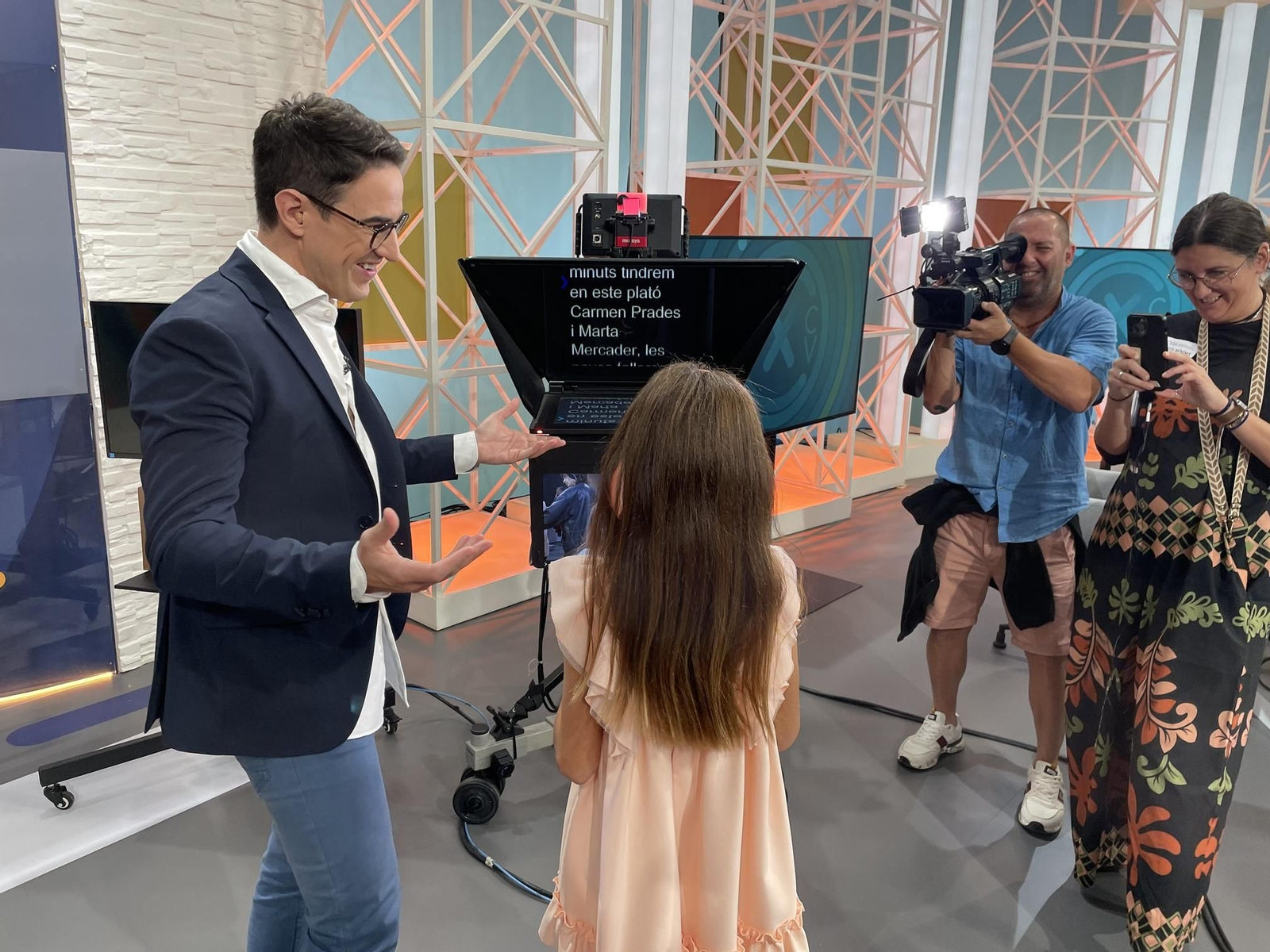 Juanma Melero explicant el prompter a Marta