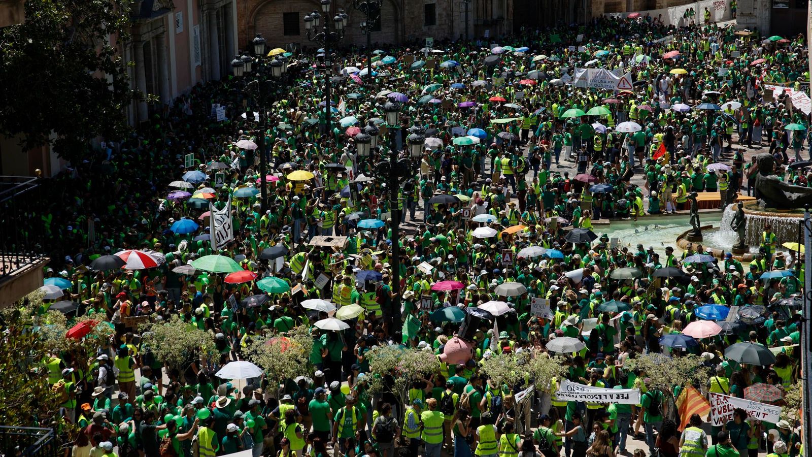 Els docents han atapeït la plaça de la Mare de Déu de Valencia, on ha conclòs la marxa de protesta del professorat este divendres