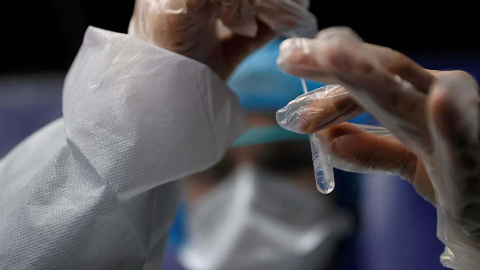 Una científica manipula una mostra amb coronavirus