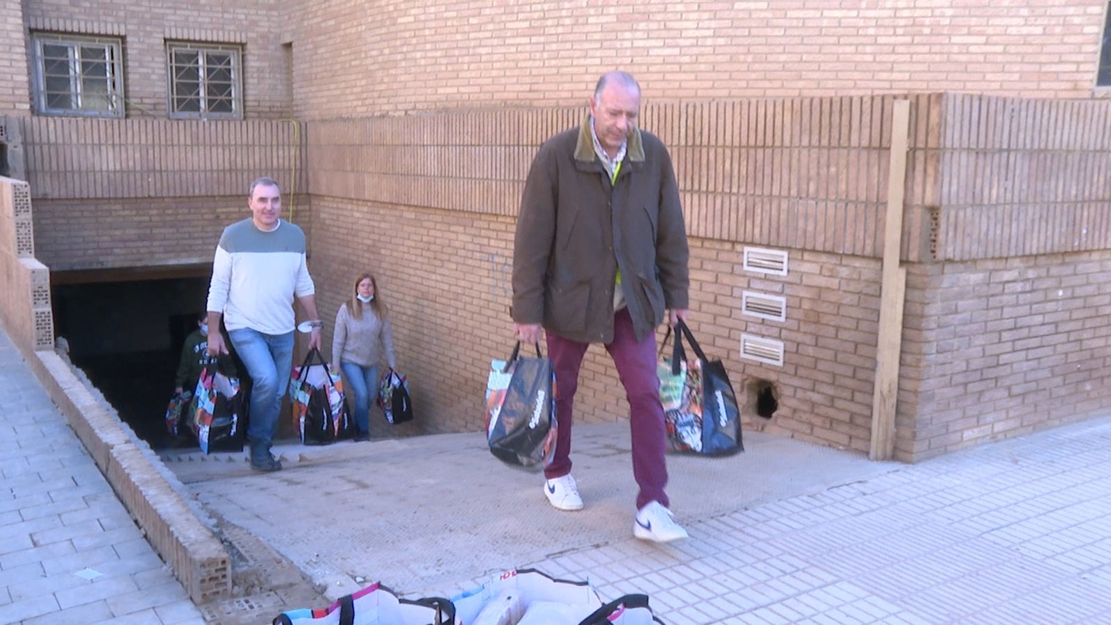 Diverses persones ajuden Juan José i la família