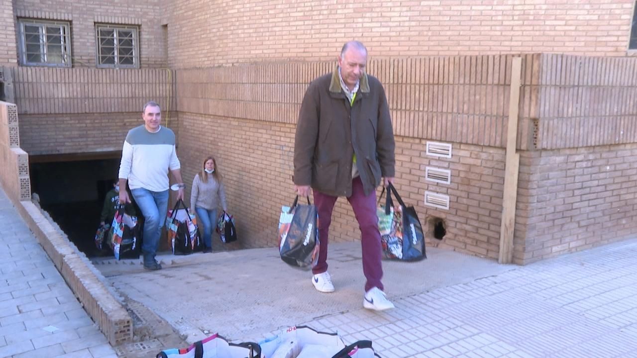 Diverses persones ajuden Juan José i la família