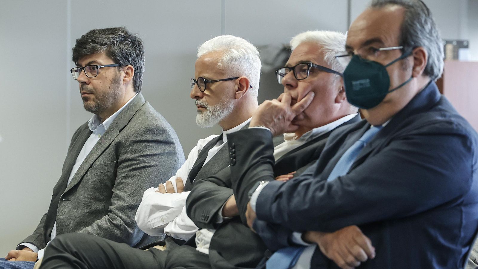 L'exgerent d'Imelsa (segon per l'esquerra) Marcos Benavent seu al costat de l'alcalde de Montacada Juan José Medina (segon per la dreta) al banc dels acusats