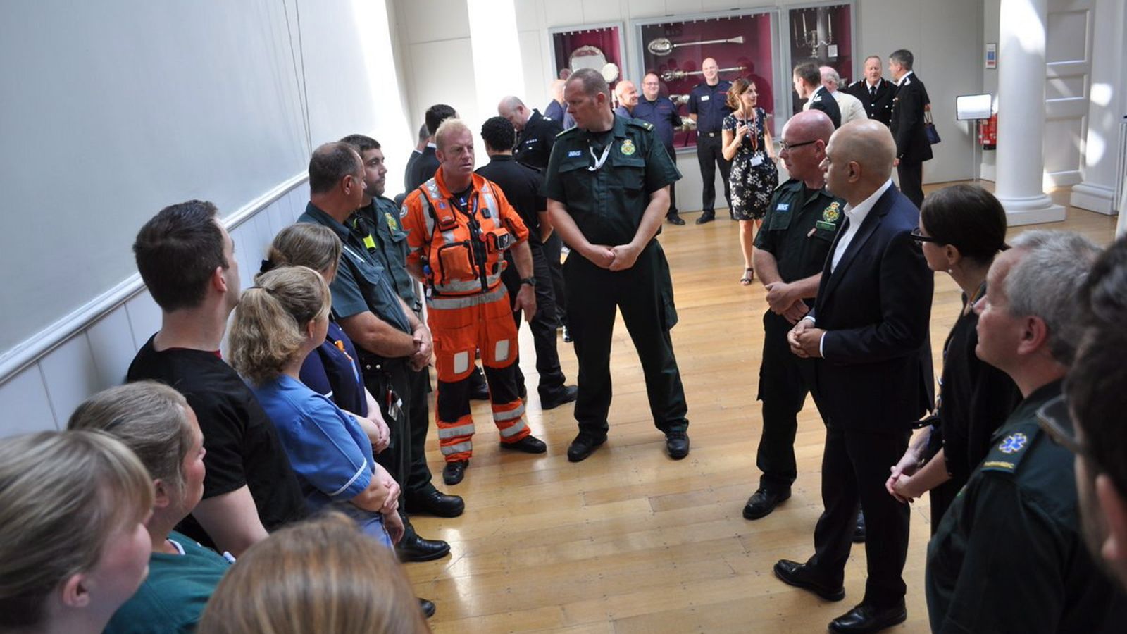 El secretari d'Interior britànic, Sajid Javid, visita el personal d'emergències de l'Hospital de Salisbury, que ha atès als pacients intoxicats